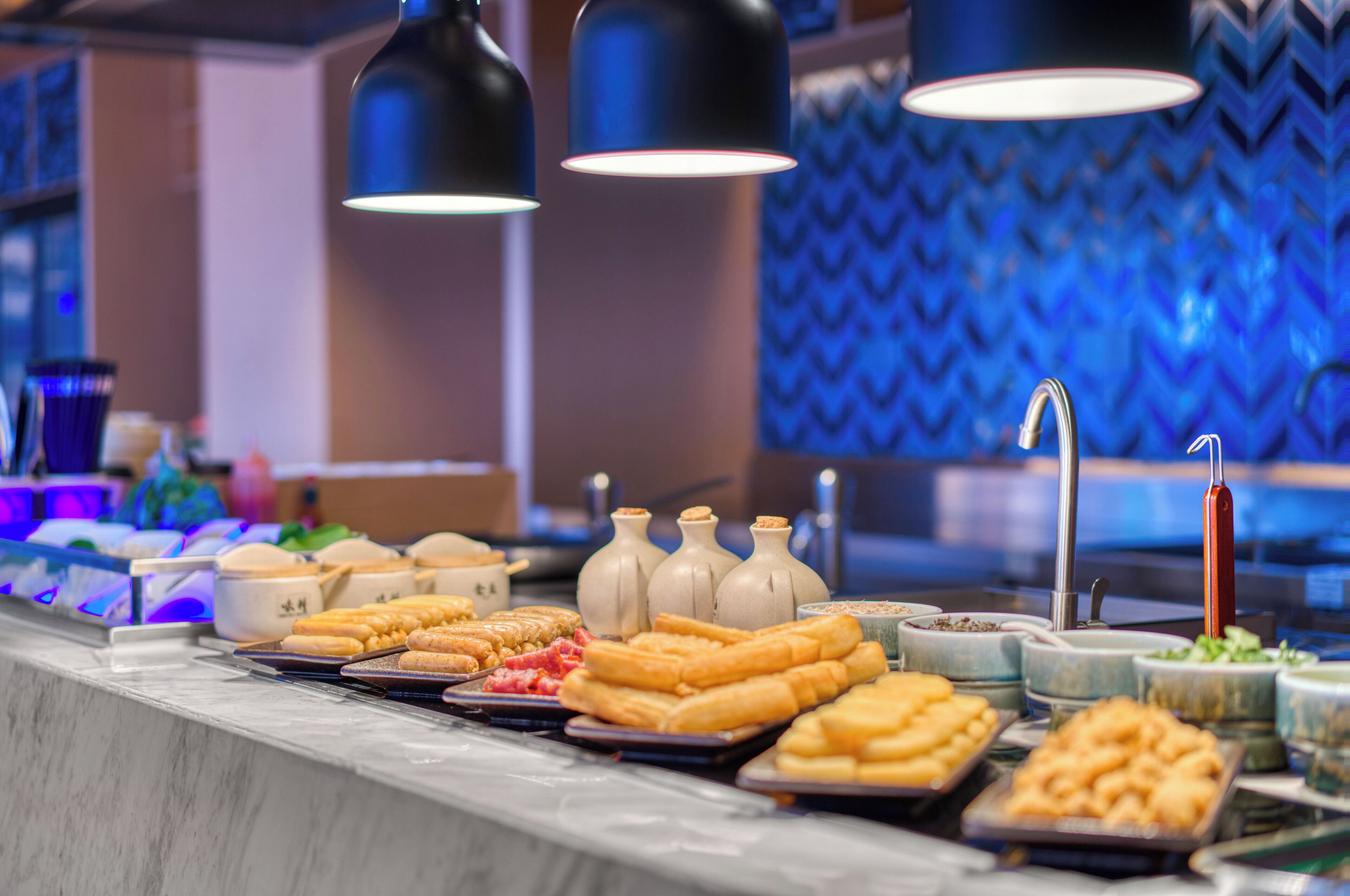 Un buffet proposant une variété de plats et de plats de service.
