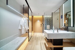 Quarto, 1 cama King, vista para a cidade | Roupas de cama premium, edredons de pluma, cofres nos quartos