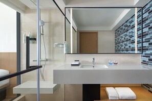 Shower, hair dryer, slippers, towels - Fairfield By Marriott Shanghai Pudong South (Shanghai)
