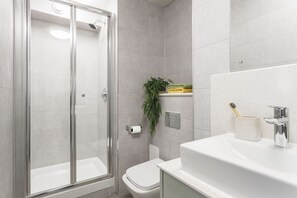 Douche, séchoir à cheveux, serviettes fournies
