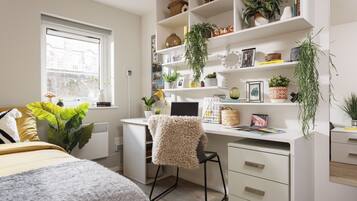 6 bedrooms, desk, iron/ironing board, free WiFi