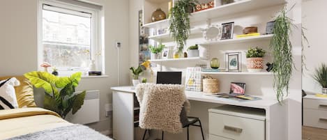 6 slaapkamers, een bureau, een strijkplank/strijkijzer, gratis wifi