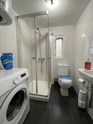Douche, sĂšche-cheveux, serviettes fournies, savon