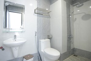 Douche, douche à « effet pluie », articles de toilette de luxe