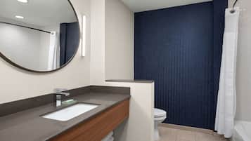 Un bagno moderno con lavabo, specchio, water e servizi igienici.
