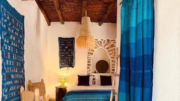 Kamar Double Tradisional | Seprai premium, brankas, dan didekorasi berbeda-beda