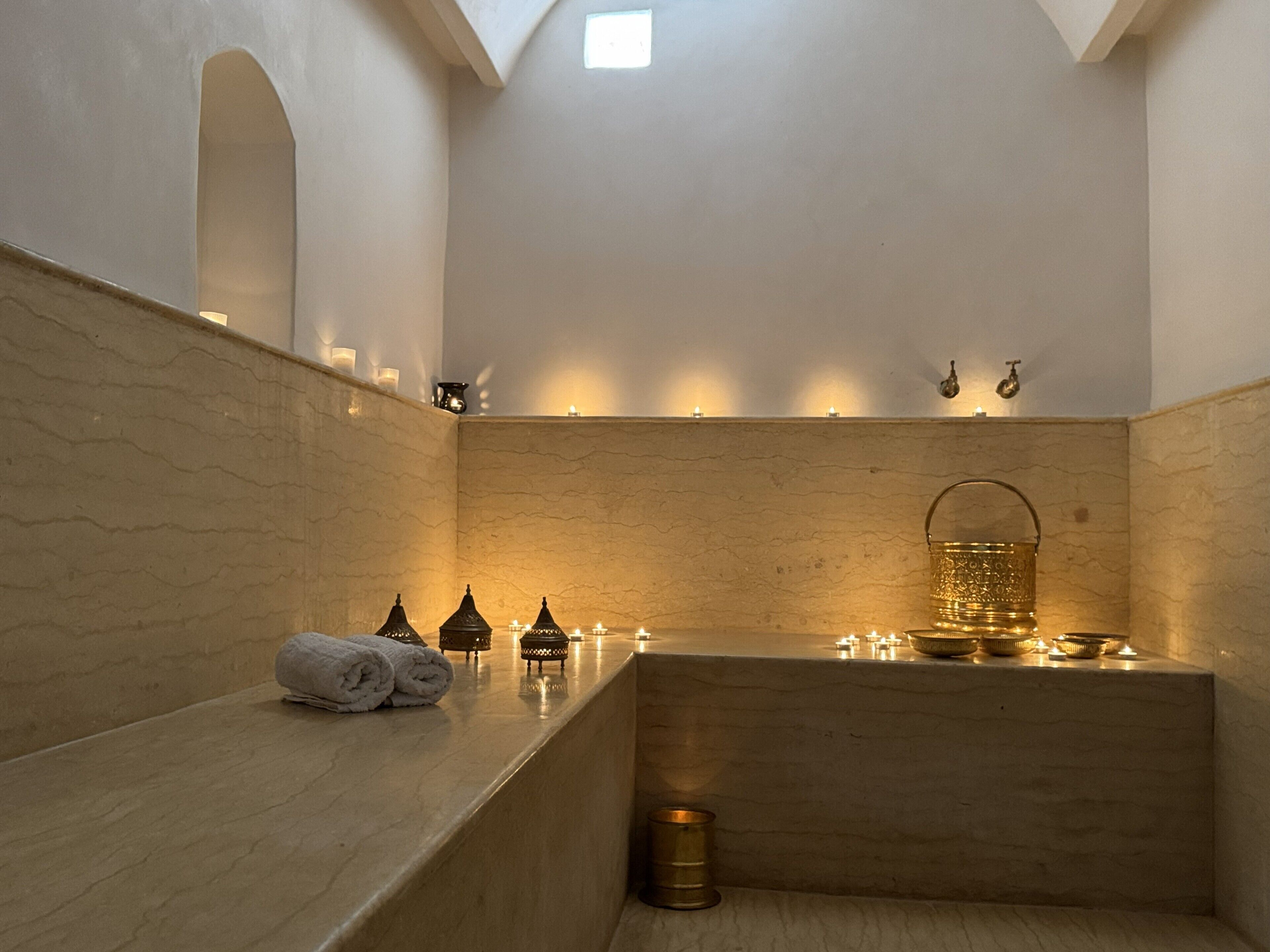 ห้องทรีทเมนท์สำหรับคู่รัก, ที่อาบน้ำแบบตุรกี/ฮัมมัม, บริการนวด