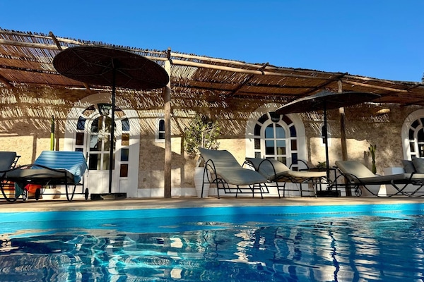 Außenpool, geöffnet von 10:00 Uhr bis 20:00 Uhr, Sonnenschirme