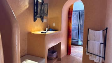 Traditional Double Room | Bilik Mandi | Pancuran mandi, kelengkapan dandanan diri percuma, pengering rambut