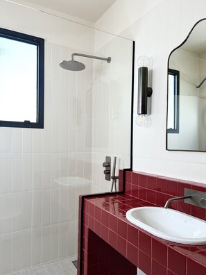Dusche, Haartrockner, Bidet, Handtücher