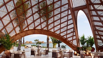 4 ravintolaa, joissa tarjoillaan aamiainen ja lounas; Lähi-idän keittiö