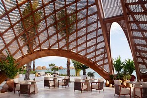 4 restaurants, serveren ontbijt, lunch, diner, Midden-Oosterse gerechten