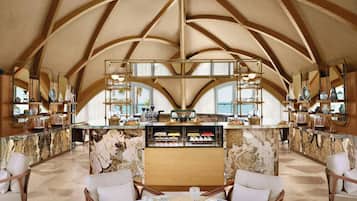 4 restaurants, serveren ontbijt, lunch, diner, Midden-Oosterse gerechten
