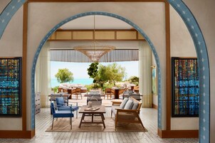 4 间餐厅，供应早餐、午餐和晚餐，中东菜