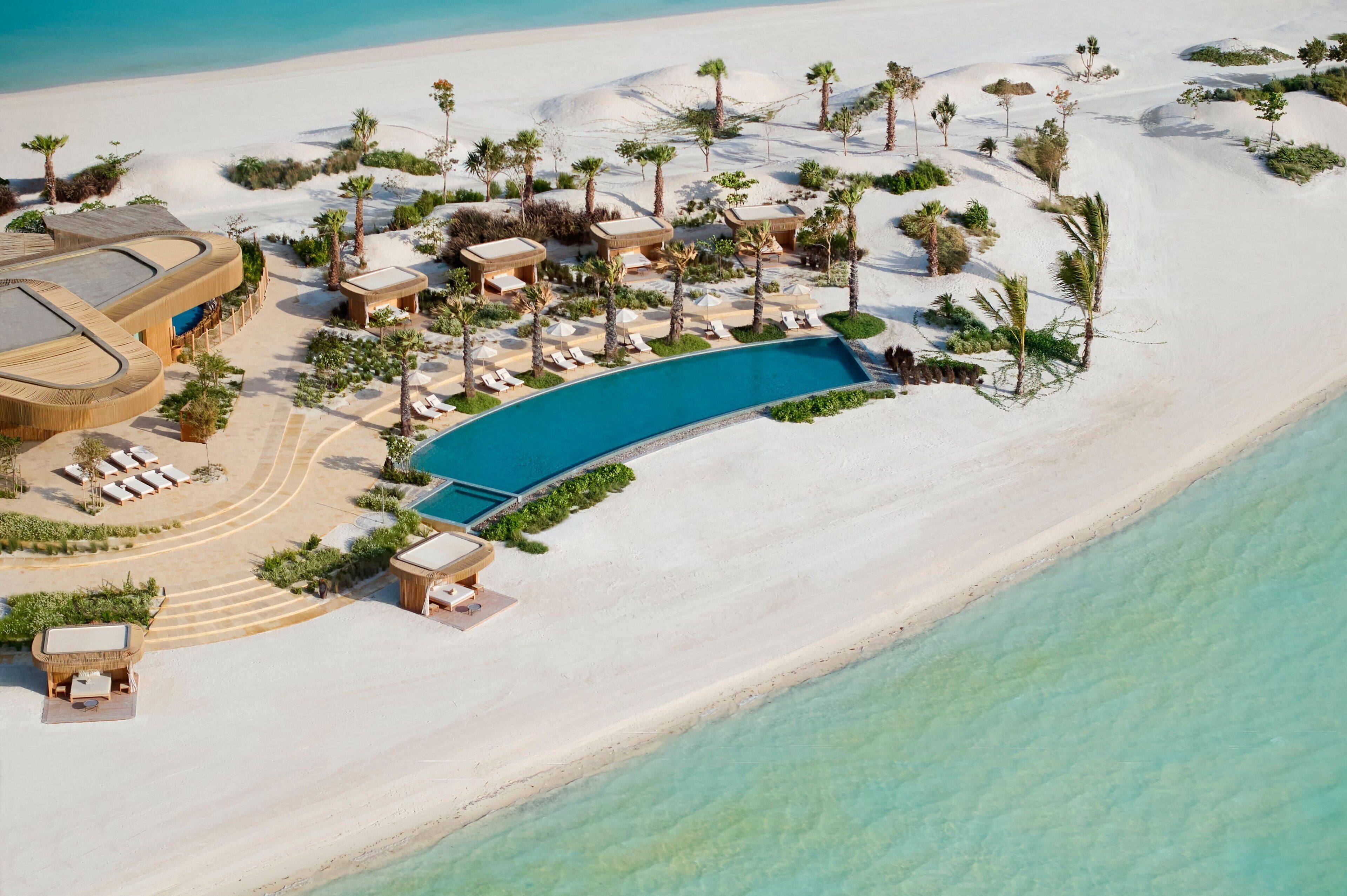 2 個室外泳池；09:00 至 18:00 開放；免費小屋、泳池傘