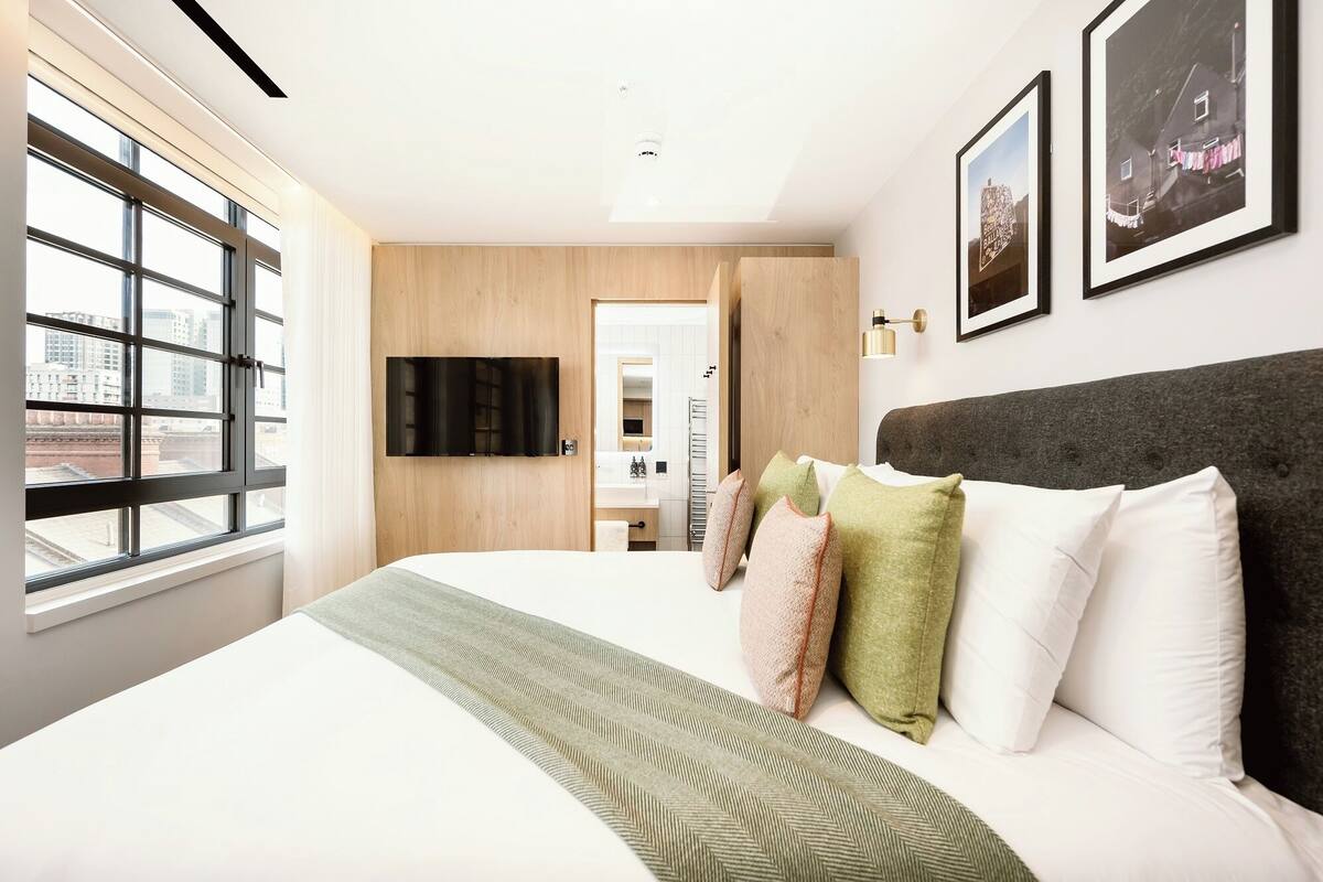 Studio | Hypo-allergenic bedding available, in-room safe, iron/ironing board