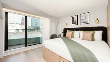 Studio Superior, balkon | 1 kamar tidur, seprai antialergi, brankas, dan setrika/meja setrika