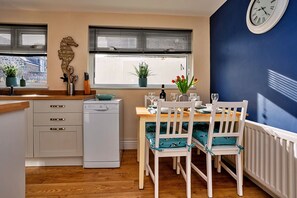 Dining - Byron Street (Amble)