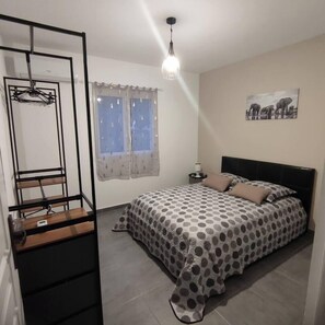 3 chambres, fer et planche à repasser, Wi-Fi, draps fournis