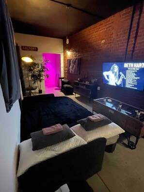 3 camere, una scrivania, ferro/asse da stiro, Wi-Fi gratuito