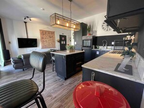 Frigorifero, microonde, forno, piano cottura