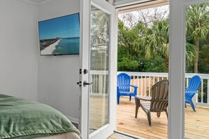 4 soverom, skrivebord, strykejern/-brett og reiseseng for barn