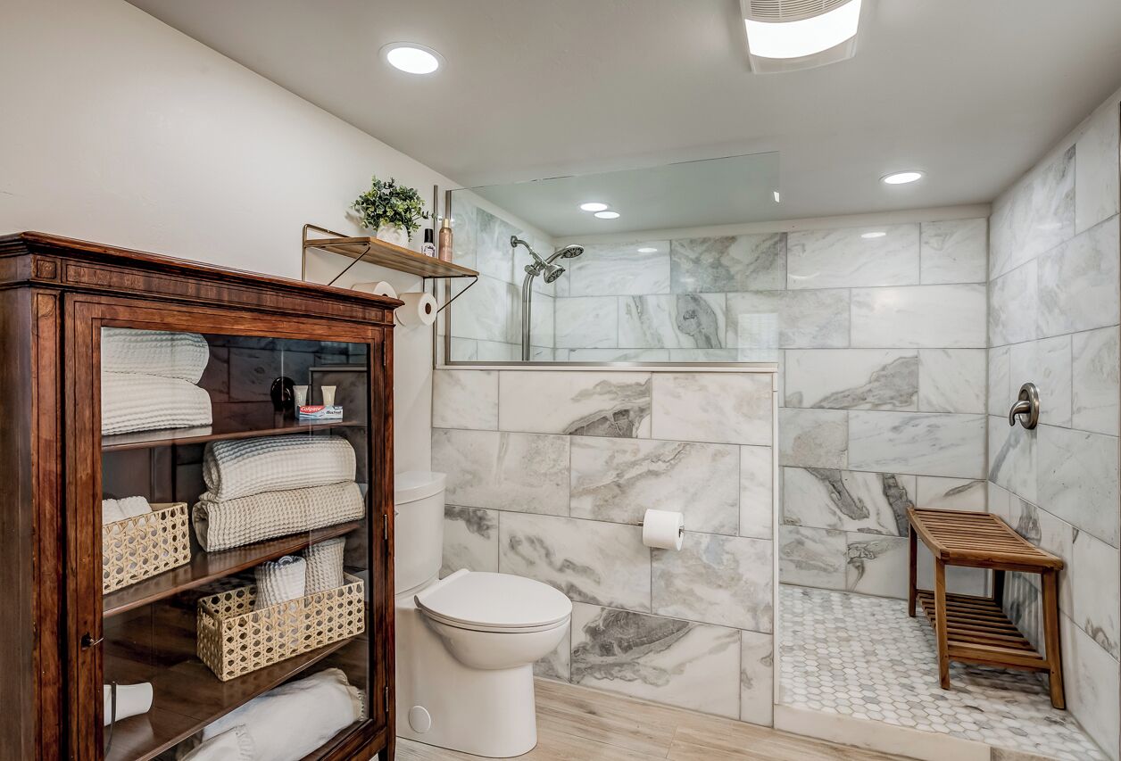 Artículos de higiene personal ecológicos, secador de pelo y toallas