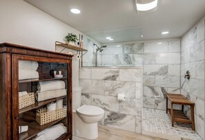 Eco-friendly toiletries, hair dryer, towels, soap - Luxury Cottage Getaway

 (Stillwater)