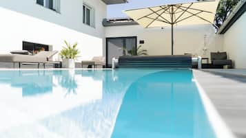 Piscina externa sazonal, guarda-sóis, espreguiçadeiras