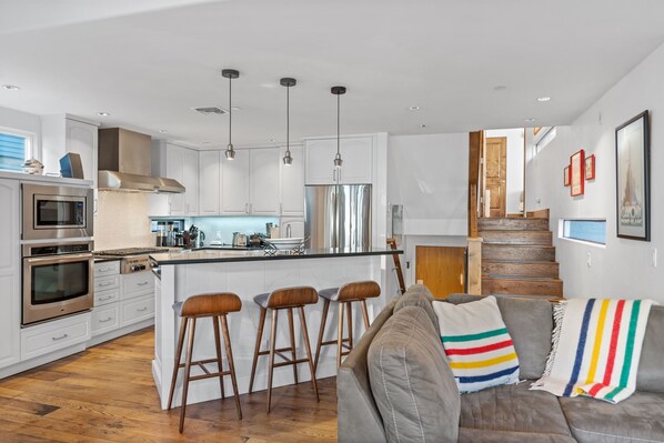 TV, fireplace - Alpine Artistic: Bright & Modern (Telluride)