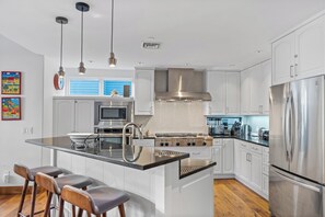 Fridge, microwave, oven, stovetop - Alpine Artistic: Bright & Modern (Telluride)