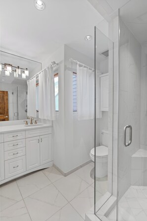 Hair dryer, towels - Alpine Artistic: Bright & Modern (Telluride)