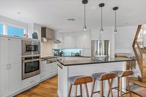 Fridge, microwave, oven, stovetop - Alpine Artistic: Bright & Modern (Telluride)