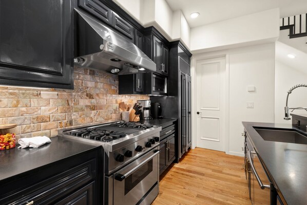 Fridge, microwave, oven, stovetop - Alpine Meadows Victorian Getaway: 3 bed/4 bath (Telluride)