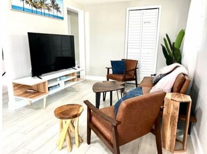 Smart TV, table football - Hot Tub Haven-Game Room- Minutes to the Beach (Largo)