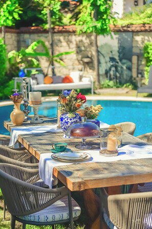 Balkonlu Deluxe Havuz Manzarali 2 Kisilik | Breakfast area