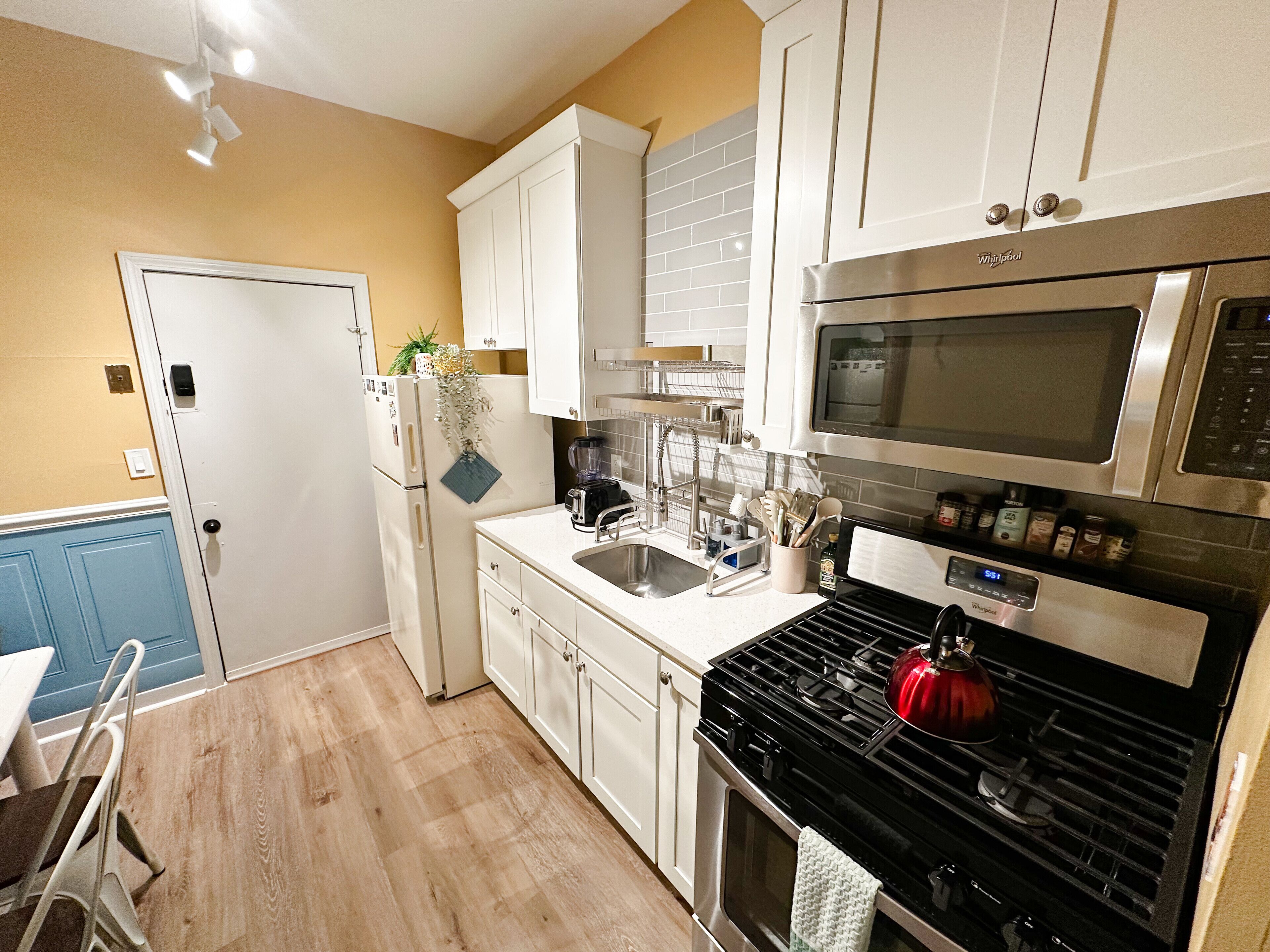 Microondas, horno, parrilla de estufa y lavavajillas 