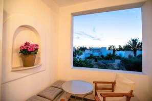 Apartment, 2 Bedrooms, Balcony | Living room | Books