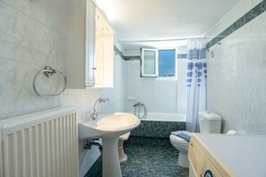Appartement, 2 chambres, balcon | Salle de bain