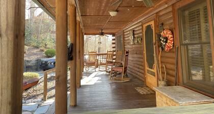 Beautiful 3 bedroom 3 bath log cabin 40 minutes from Asheville.