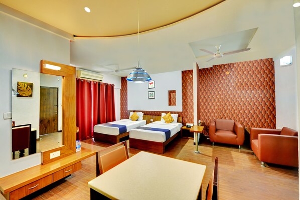 Suite | Skrivebord, strykejern/-brett, wi-fi (inkludert) og rullestolvennlig