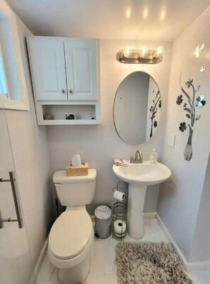 Regadera, toallas, jabón, papel de baño 