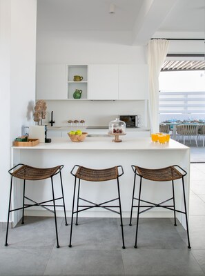 Een koelkast, een magnetron, een oven, een vaatwasser