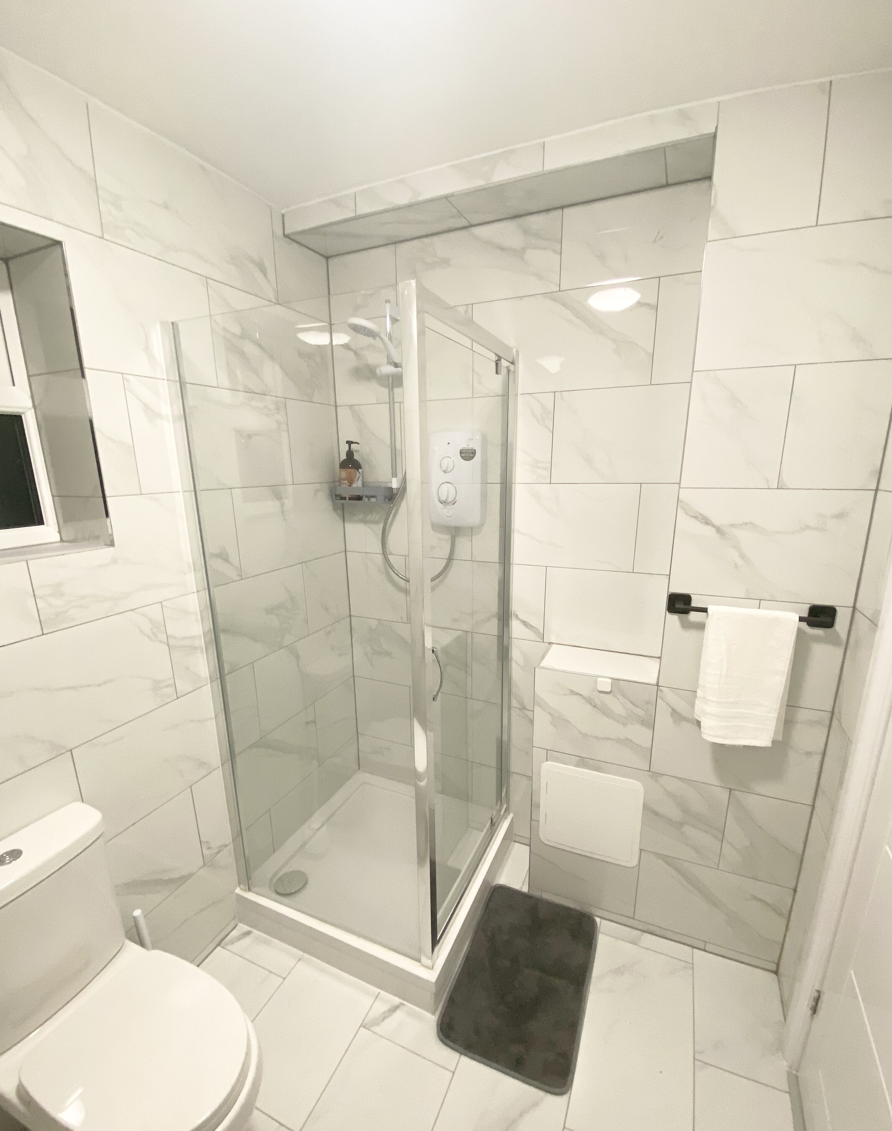 Ducha, artículos de higiene personal gratuitos y secador de pelo