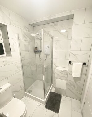 Dusche, kostenlose Toilettenartikel, Handtücher, Seife