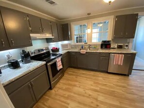 Jääkaappi, mikroaaltouuni, uuni, liesi