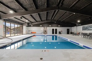 Een binnenzwembad, een buitenzwembad