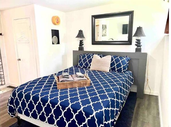 1 dormitorio, tabla de planchar con plancha, wifi gratis y ropa de cama