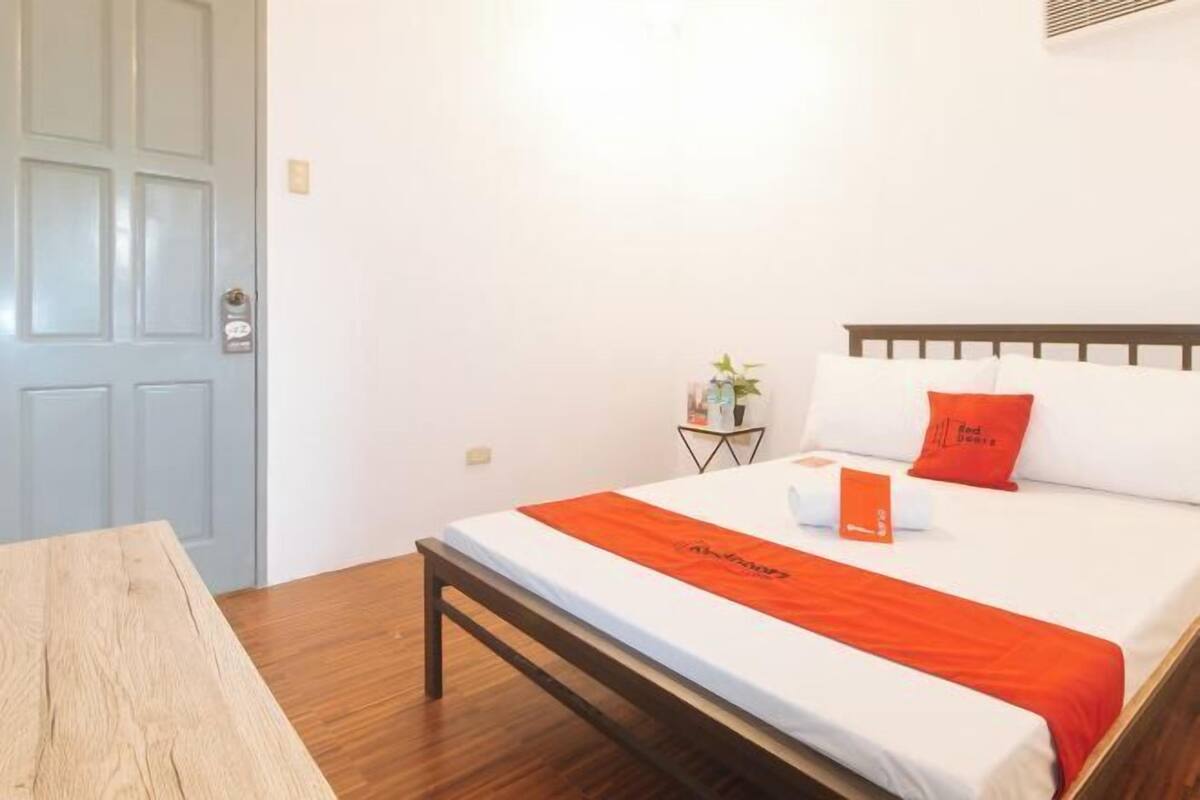 Escritorio, wifi gratis, ropa de cama