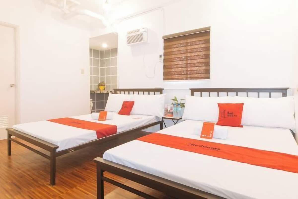 Escritorio, wifi gratis, ropa de cama